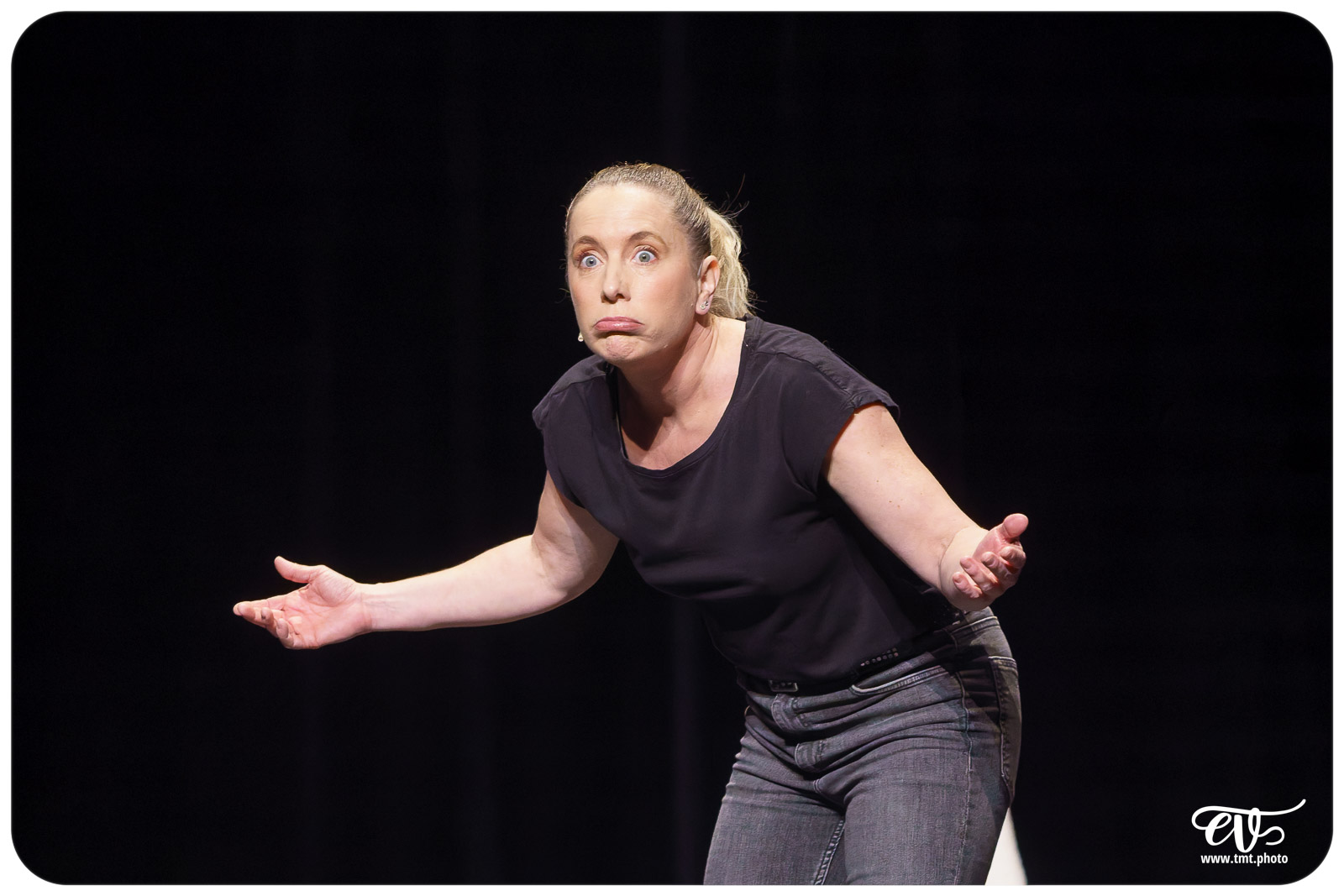 LES CHATOUILLES OU LA DANSE DE LA COLÈRE (ANDRÉA BESCOND)